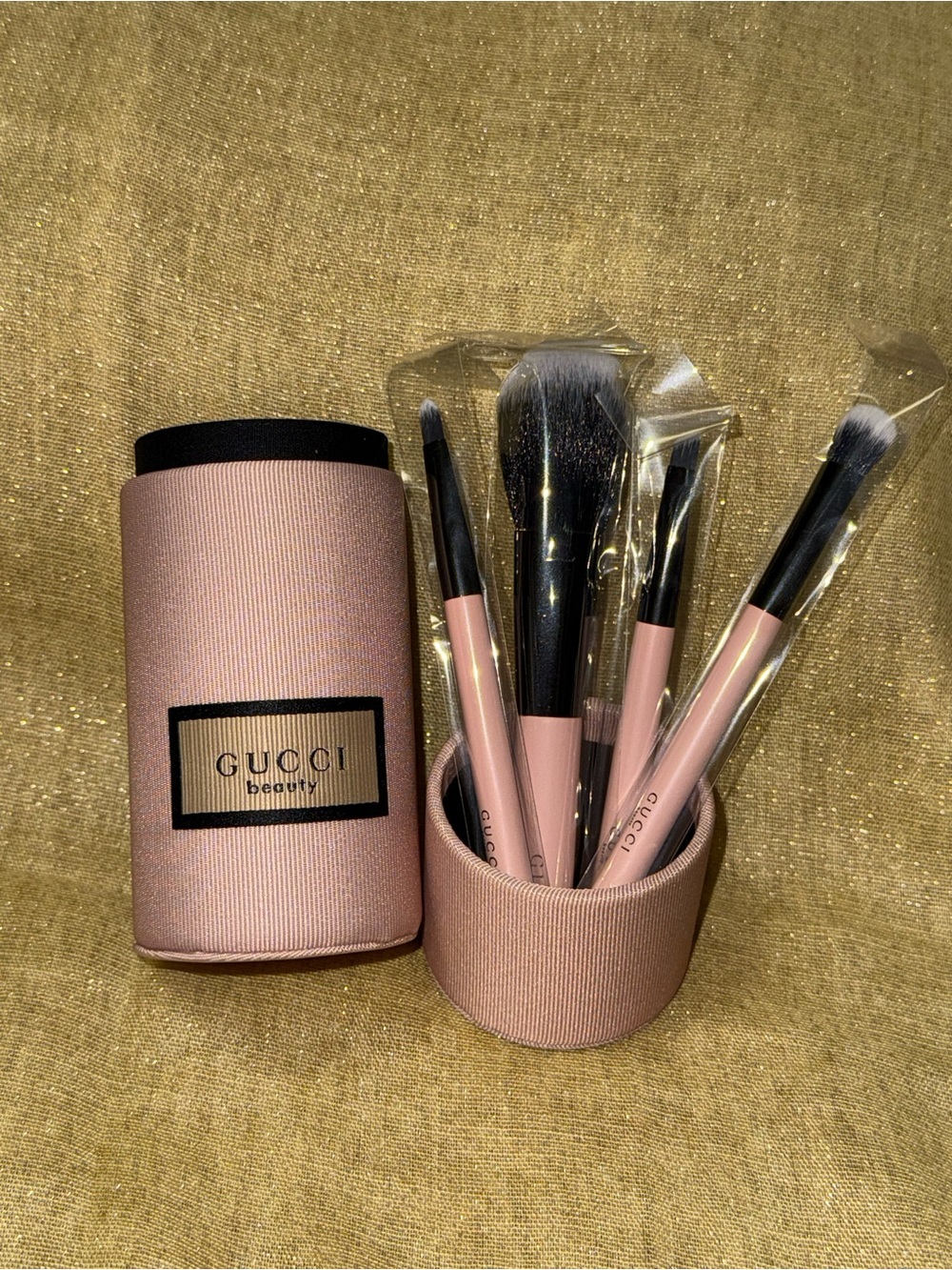 Gucci rose-pink cylindrical brush pouch set with logo plaque-GWP